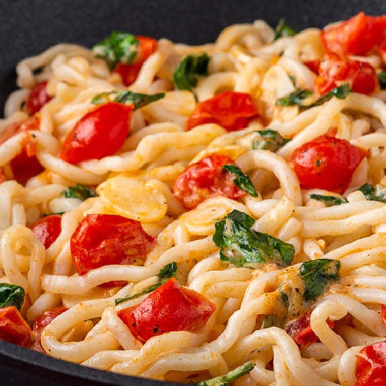 Imagem-banner-Bucatini-com-tomates-e-agriao-ao-vinho-branco-e-parmesao