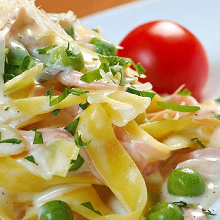 Imagem-banner-Fettuccine-Verde-Com-Creme-De-Leite-Tomate-Cereja-E-Mais