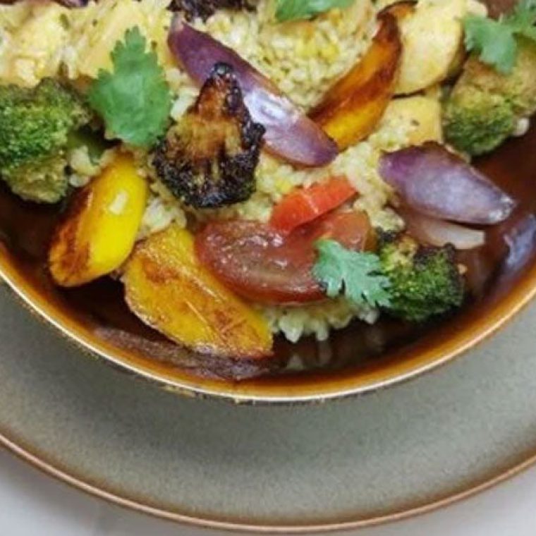 Imagem-banner-receita-Arroz-Ao-Curry-Com-Leite-De-Coco_-Frango-E-Vegetais-Tostados