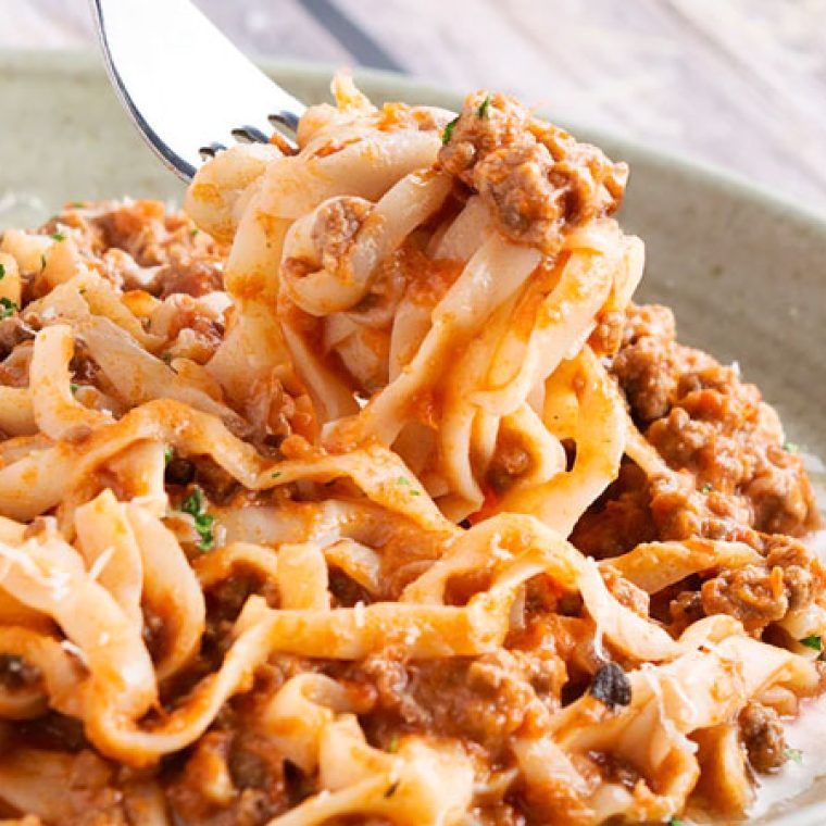 Imagem-banner-receita-Bolonhesa-Facil-E-Cremosa-Em-15-Minutos